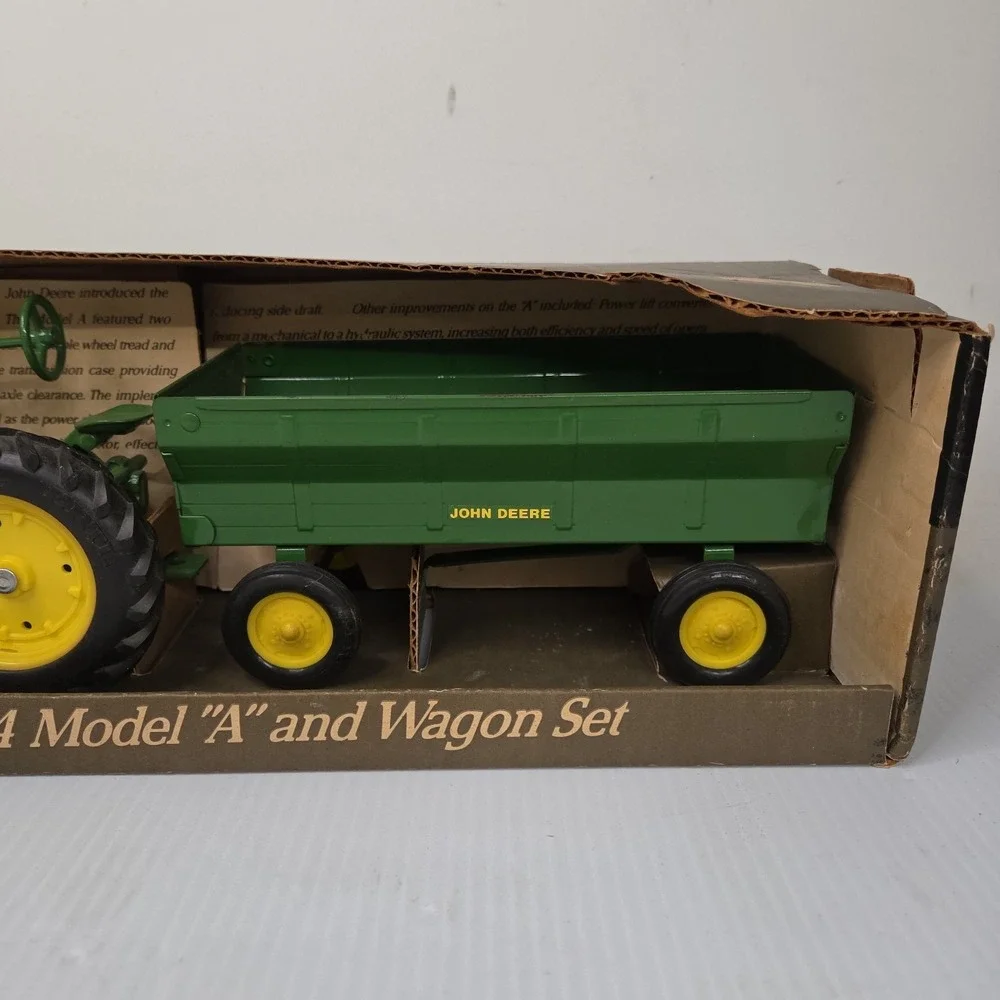 ERTL John Deere 1934 Model A Tractor And Wagon Set 1/16 Scale Diecast